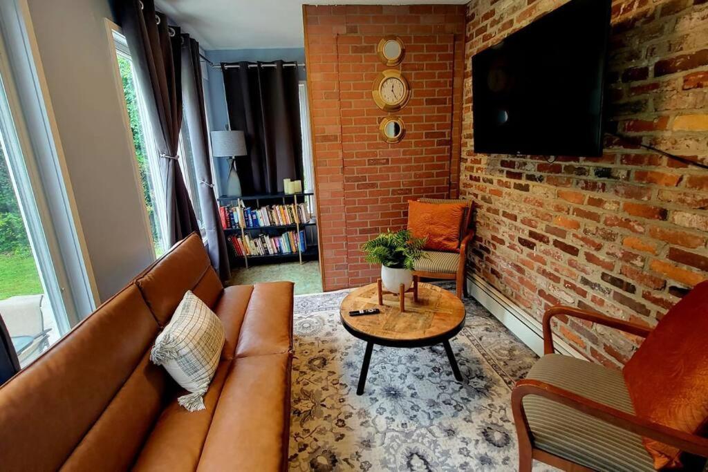 Unique & Peaceful Boston Home Екстериор снимка