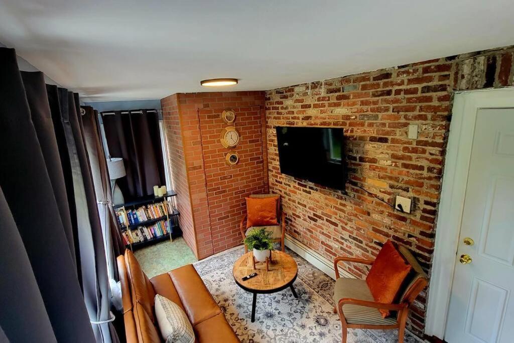 Unique & Peaceful Boston Home Екстериор снимка