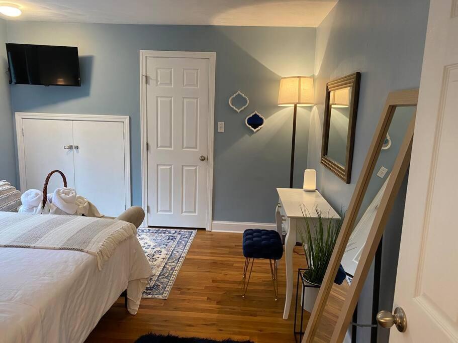 Unique & Peaceful Boston Home Екстериор снимка
